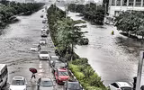 [ẢNH] Phố biến thành sông, CSGT Hà Nội thành 