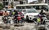 [ẢNH] Phố biến thành sông, CSGT Hà Nội thành 