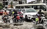 [ẢNH] Phố biến thành sông, CSGT Hà Nội thành 