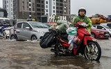 [ẢNH] Phố biến thành sông, CSGT Hà Nội thành 