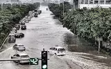 [ẢNH] Phố biến thành sông, CSGT Hà Nội thành 
