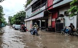 [ẢNH] Phố biến thành sông, CSGT Hà Nội thành 