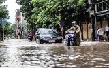 [ẢNH] Phố biến thành sông, CSGT Hà Nội thành 