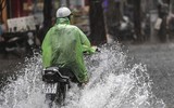 [ẢNH] Người Hà Nội mắc kẹt giữa phố sau mưa lớn