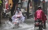 [ẢNH] Người Hà Nội mắc kẹt giữa phố sau mưa lớn