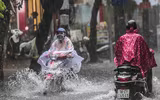 [ẢNH] Người Hà Nội mắc kẹt giữa phố sau mưa lớn