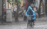 [ẢNH] Người Hà Nội mắc kẹt giữa phố sau mưa lớn