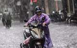 [ẢNH] Người Hà Nội mắc kẹt giữa phố sau mưa lớn