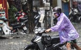 [ẢNH] Người Hà Nội mắc kẹt giữa phố sau mưa lớn
