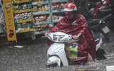 [ẢNH] Người Hà Nội mắc kẹt giữa phố sau mưa lớn