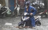 [ẢNH] Người Hà Nội mắc kẹt giữa phố sau mưa lớn