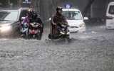 [ẢNH] Người Hà Nội mắc kẹt giữa phố sau mưa lớn