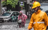 [ẢNH] Người Hà Nội mắc kẹt giữa phố sau mưa lớn