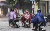 [ẢNH] Người Hà Nội mắc kẹt giữa phố sau mưa lớn