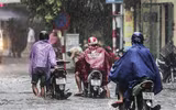 [ẢNH] Người Hà Nội mắc kẹt giữa phố sau mưa lớn
