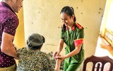 [Ảnh] Nữ Công an Thủ đô vui tươi, tình nguyện phục vụ nhân dân trong Chủ Nhật
