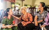 [Ảnh] Nữ Công an Thủ đô vui tươi, tình nguyện phục vụ nhân dân trong Chủ Nhật