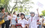 [ẢNH] Học sinh và phụ huynh Hà Nội rạng ngời đi bộ kêu gọi đội mũ bảo hiểm cho trẻ em