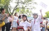 [ẢNH] Học sinh và phụ huynh Hà Nội rạng ngời đi bộ kêu gọi đội mũ bảo hiểm cho trẻ em