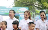 [ẢNH] Học sinh và phụ huynh Hà Nội rạng ngời đi bộ kêu gọi đội mũ bảo hiểm cho trẻ em
