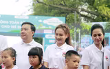 [ẢNH] Học sinh và phụ huynh Hà Nội rạng ngời đi bộ kêu gọi đội mũ bảo hiểm cho trẻ em