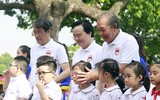 [ẢNH] Học sinh và phụ huynh Hà Nội rạng ngời đi bộ kêu gọi đội mũ bảo hiểm cho trẻ em