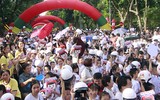 [ẢNH] Học sinh và phụ huynh Hà Nội rạng ngời đi bộ kêu gọi đội mũ bảo hiểm cho trẻ em