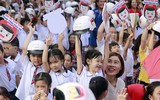 [ẢNH] Học sinh và phụ huynh Hà Nội rạng ngời đi bộ kêu gọi đội mũ bảo hiểm cho trẻ em