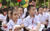 [ẢNH] Học sinh và phụ huynh Hà Nội rạng ngời đi bộ kêu gọi đội mũ bảo hiểm cho trẻ em