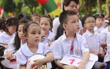 [ẢNH] Học sinh và phụ huynh Hà Nội rạng ngời đi bộ kêu gọi đội mũ bảo hiểm cho trẻ em