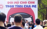 [ẢNH] Học sinh và phụ huynh Hà Nội rạng ngời đi bộ kêu gọi đội mũ bảo hiểm cho trẻ em