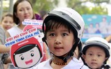 [ẢNH] Học sinh và phụ huynh Hà Nội rạng ngời đi bộ kêu gọi đội mũ bảo hiểm cho trẻ em