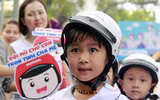 [ẢNH] Học sinh và phụ huynh Hà Nội rạng ngời đi bộ kêu gọi đội mũ bảo hiểm cho trẻ em