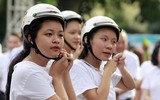[ẢNH] Học sinh và phụ huynh Hà Nội rạng ngời đi bộ kêu gọi đội mũ bảo hiểm cho trẻ em