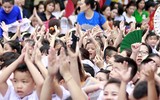 [ẢNH] Học sinh và phụ huynh Hà Nội rạng ngời đi bộ kêu gọi đội mũ bảo hiểm cho trẻ em