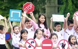 [ẢNH] Học sinh và phụ huynh Hà Nội rạng ngời đi bộ kêu gọi đội mũ bảo hiểm cho trẻ em