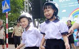[ẢNH] Học sinh và phụ huynh Hà Nội rạng ngời đi bộ kêu gọi đội mũ bảo hiểm cho trẻ em
