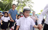 [ẢNH] Học sinh và phụ huynh Hà Nội rạng ngời đi bộ kêu gọi đội mũ bảo hiểm cho trẻ em