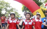[ẢNH] Học sinh và phụ huynh Hà Nội rạng ngời đi bộ kêu gọi đội mũ bảo hiểm cho trẻ em