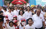 [ẢNH] Học sinh và phụ huynh Hà Nội rạng ngời đi bộ kêu gọi đội mũ bảo hiểm cho trẻ em
