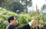 Đại biểu dự Đại hội đại biểu toàn quốc MTTQ Việt Nam viếng Lăng Bác