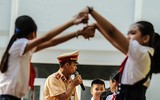 [ẢNH] 1.000 học sinh tiểu học thích thú được CSGT Hà Nội dạy đội mũ bảo hiểm đúng cách