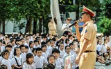 [ẢNH] 1.000 học sinh tiểu học thích thú được CSGT Hà Nội dạy đội mũ bảo hiểm đúng cách