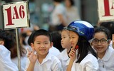 [ẢNH] 1.000 học sinh tiểu học thích thú được CSGT Hà Nội dạy đội mũ bảo hiểm đúng cách