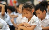 [ẢNH] 1.000 học sinh tiểu học thích thú được CSGT Hà Nội dạy đội mũ bảo hiểm đúng cách