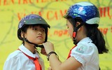 [ẢNH] 1.000 học sinh tiểu học thích thú được CSGT Hà Nội dạy đội mũ bảo hiểm đúng cách
