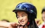 [ẢNH] 1.000 học sinh tiểu học thích thú được CSGT Hà Nội dạy đội mũ bảo hiểm đúng cách