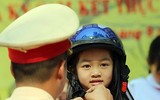 [ẢNH] 1.000 học sinh tiểu học thích thú được CSGT Hà Nội dạy đội mũ bảo hiểm đúng cách