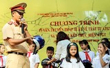 [ẢNH] 1.000 học sinh tiểu học thích thú được CSGT Hà Nội dạy đội mũ bảo hiểm đúng cách