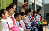 [ẢNH] 1.000 học sinh tiểu học thích thú được CSGT Hà Nội dạy đội mũ bảo hiểm đúng cách